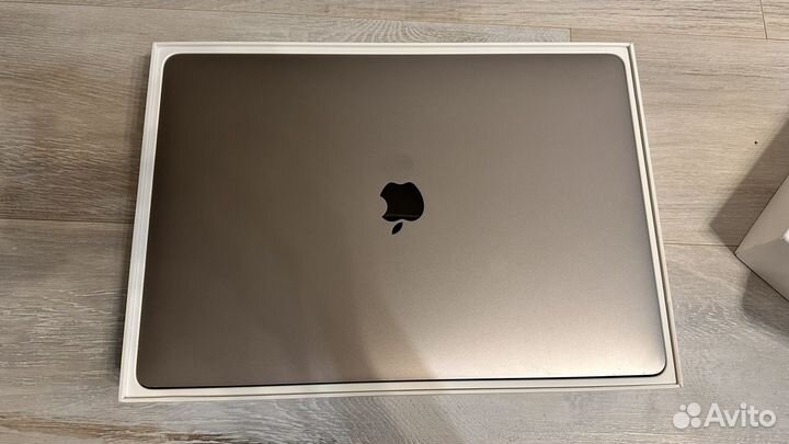 Macbook Pro 15 late 2017 16gb ram 512gb ssd A1707