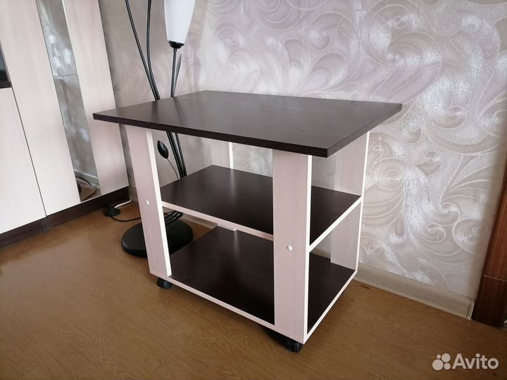 Столик на колесиках