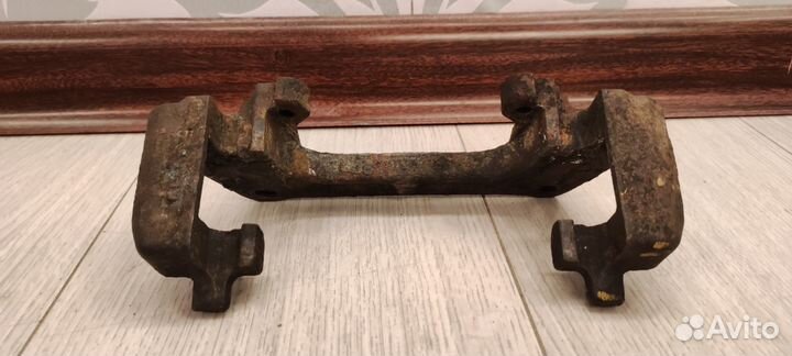 Скоба суппорта переднего левого 8251315 Volvo S80