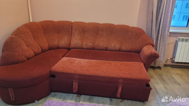 Продаю красный угловой диван бу
