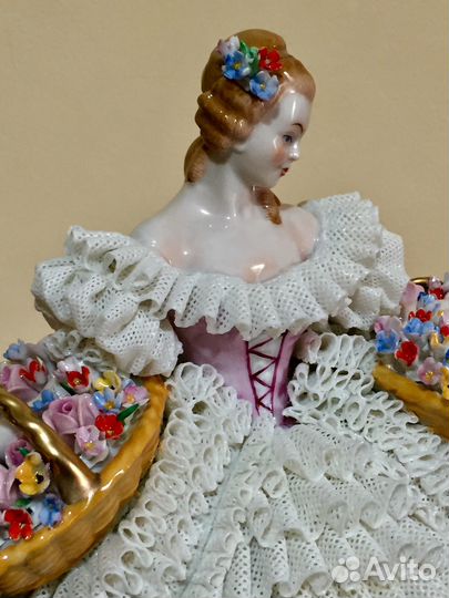 Роскошная цветочница в кружевном платьеSitzendorf