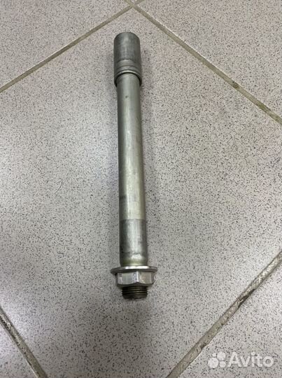 Suzuki gsxr 600 750 L1 ось переднего колеса