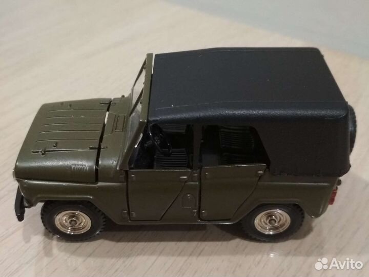 Модель автомобиля 1:43