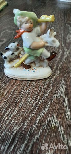 Мальчик на лошадке с собачкой