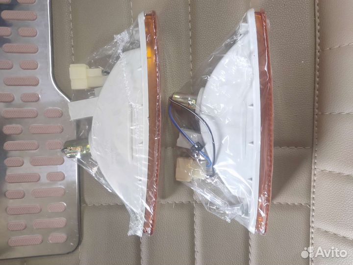 Поворотник на бампере hilux rn55