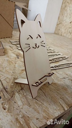 Подставка для телефона из дерева резная