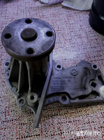 Продаю водяной насос на Форд