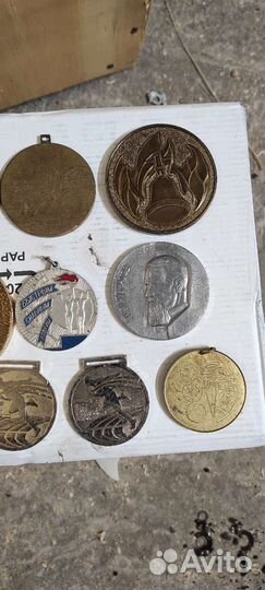 Знаки, медали