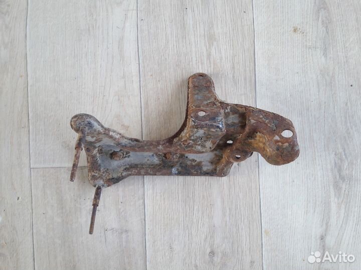 Кронштейн компрессора подвески Mercedes W220