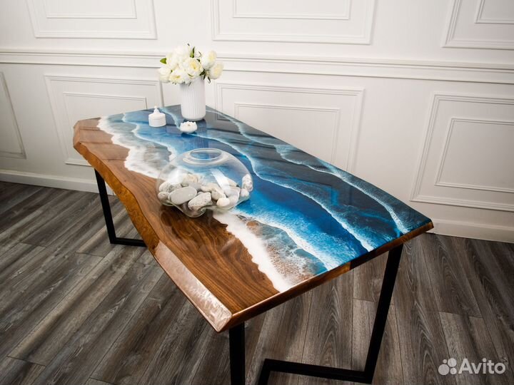 Стол из Эпоксидной смолы и массива дерева