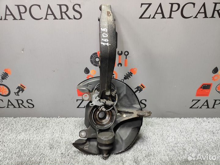 Поворотный кулак передний правый Honda Accord 8