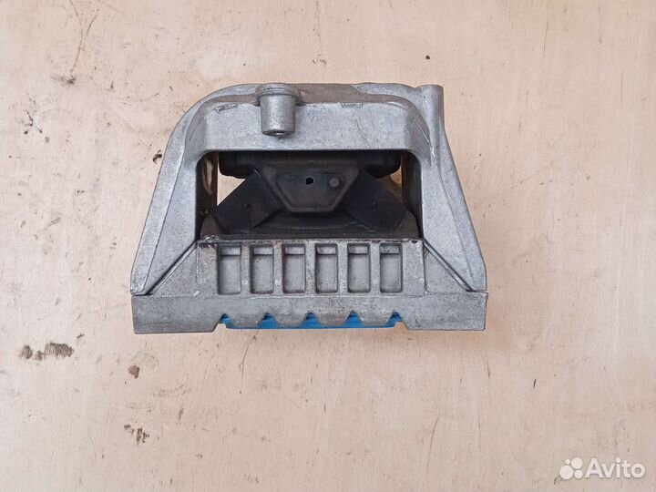 Опора двигателя правая VAG