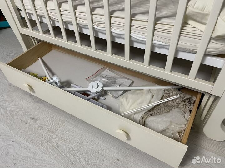 Детская кроватка с маятником