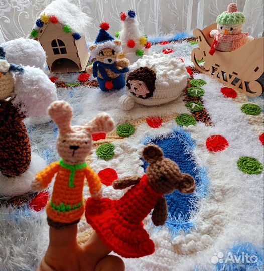 Вязаный развивающий коврик