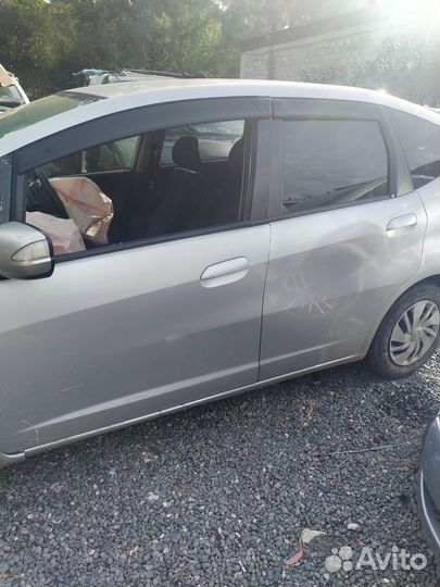 Запчасти на honda fit