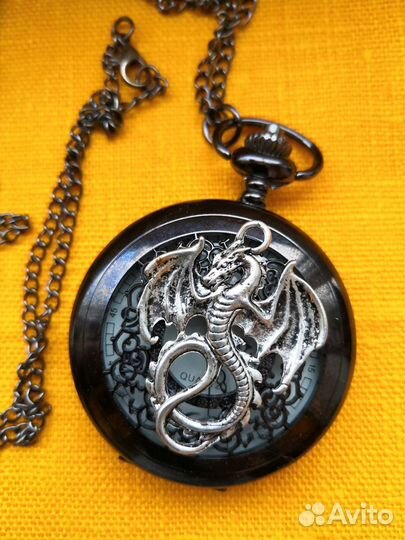 Часы кварцевые на цепочке