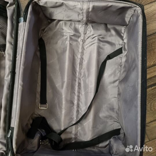 Чемодан полностью рабочий (внешний дефект)