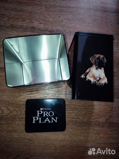 Большая банка для хранения корма