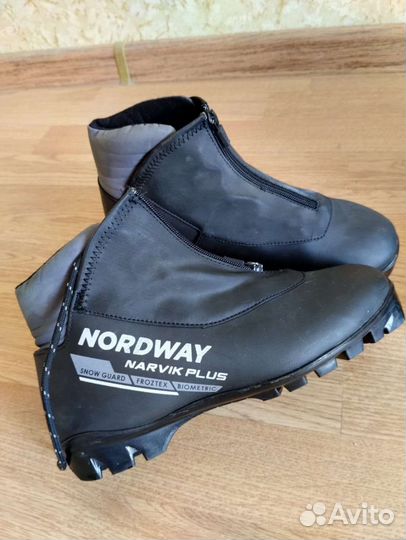 Лыжные ботинки и лыжи