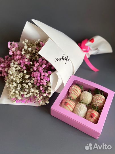 Клубника в шоколаде и цветы