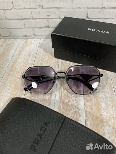 Солнцезащитные очки Prada
