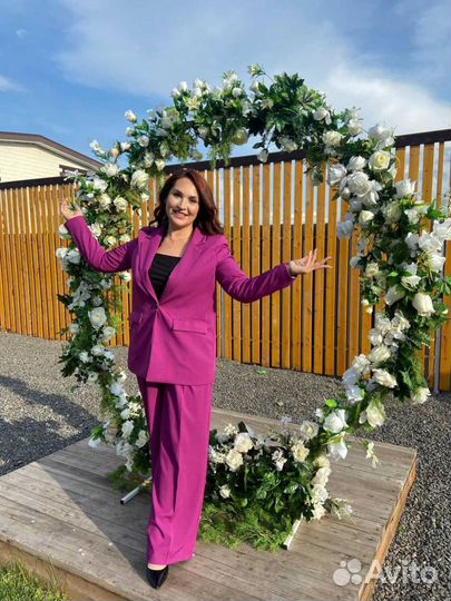 Ведущая (тамада) +диджей (живой вокал)