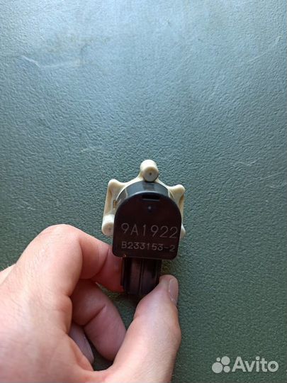 Датчик положения кузова (корректора фар) toyota