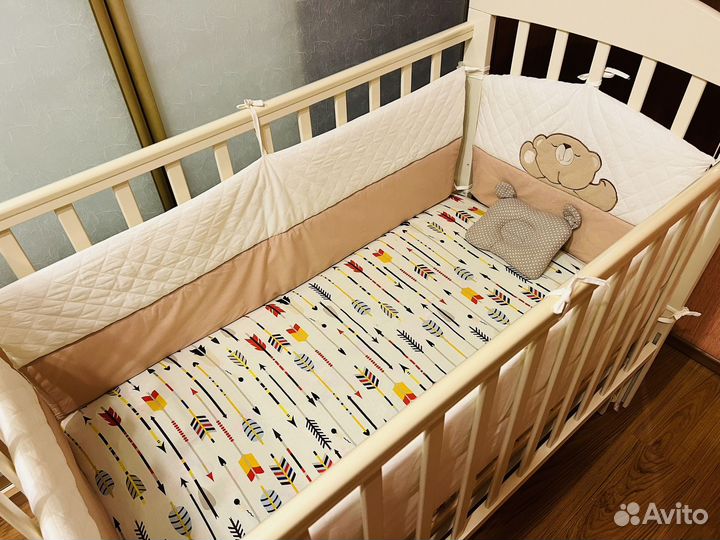 Детская кроватка с маятником