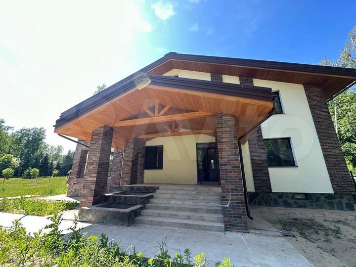 Коттедж 400 м² на участке 10 сот.