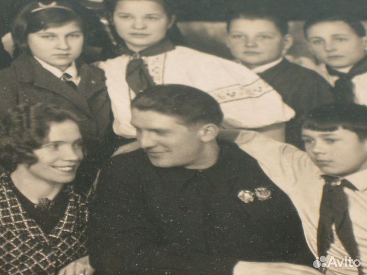 Фото Н.Крючкова с пионерами. 1940-41 год. СССР