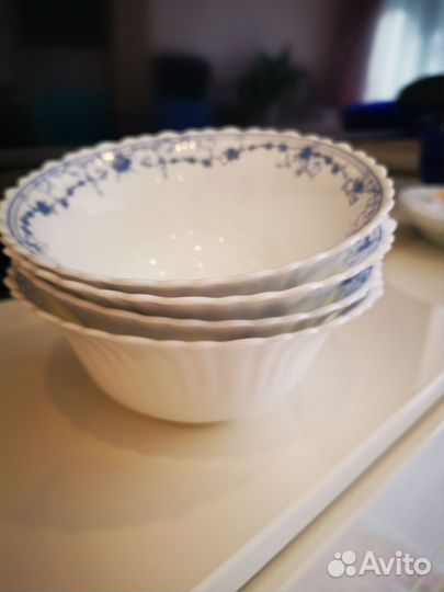 Новый набор столовой посуды 4 штуки