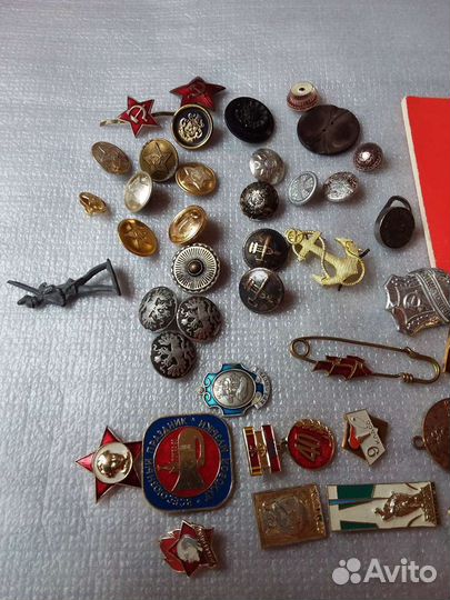 Пуговицы, значки, устав Влксм 1979г