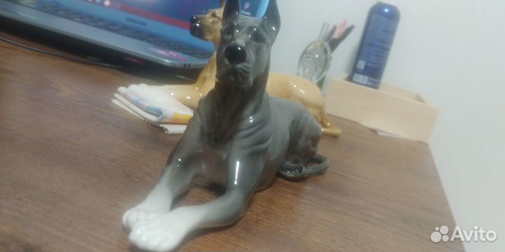 Фарфоровая статуэтка собаки дог