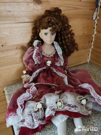 Кукла фарфоровая