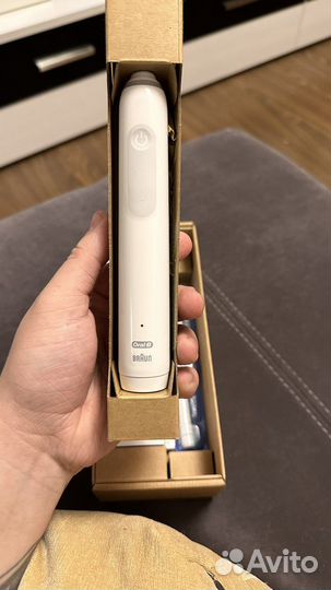 Электрическая зубная щетка oral b новая