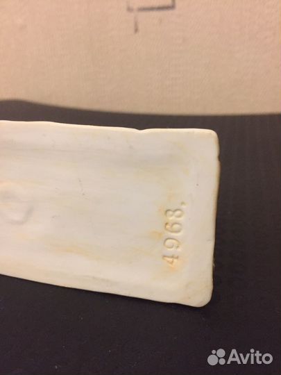 Фарфоровая фигурка