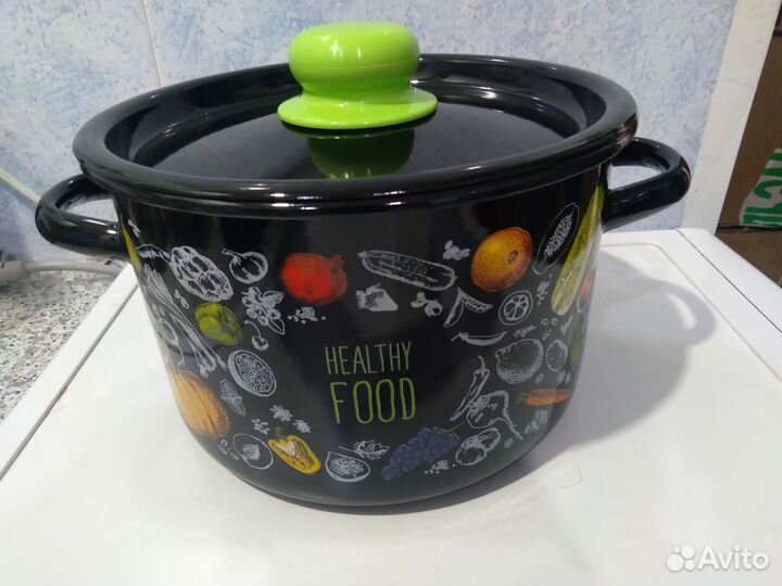 Новая эмалированная кастрюля