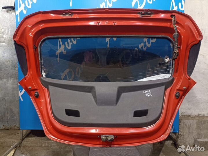 Опель Корса D крышка багажника красная