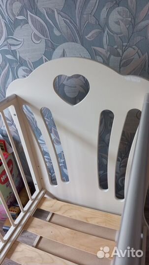 Кроватка с маятником и матрасом