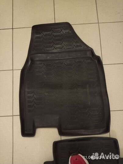Автомобильные коврики резиновые