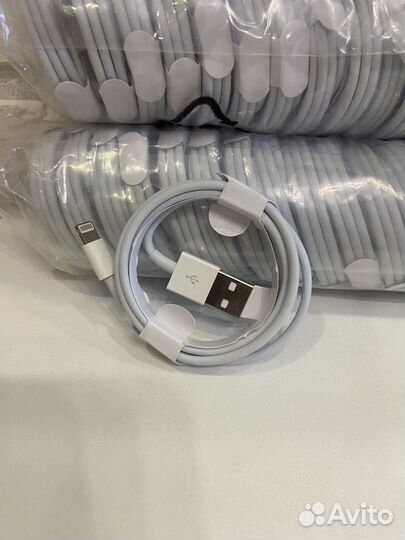 Зарядный кабель на iPhone
