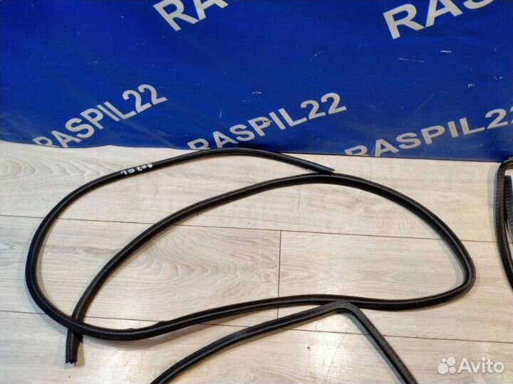 Уплотнитель дверного проема Toyota Mark Ii GX90