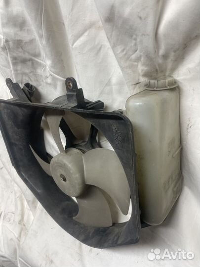 Диффузор радиатора c бачком Honda Jazz Fit GD