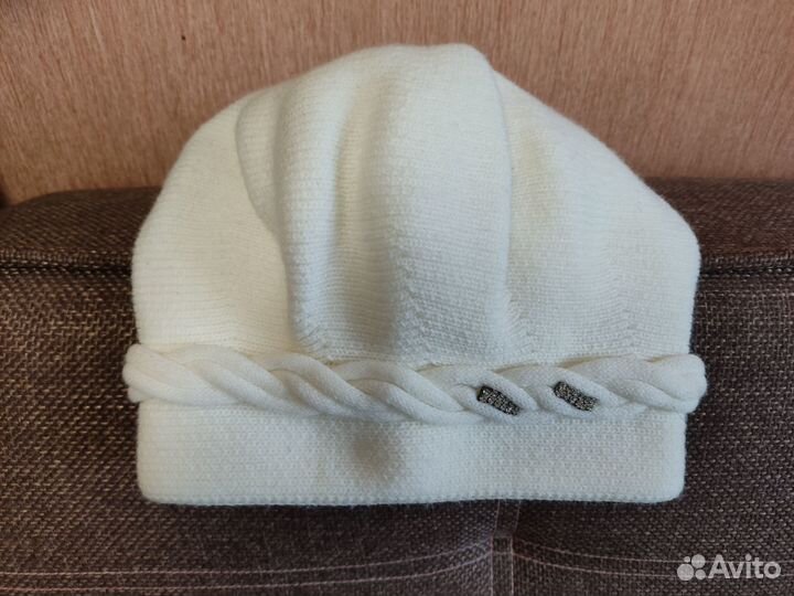 Шапка белая с брошью,р.52-54