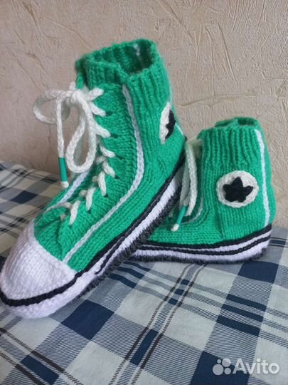 Вяжу на заказ тапочки кеды