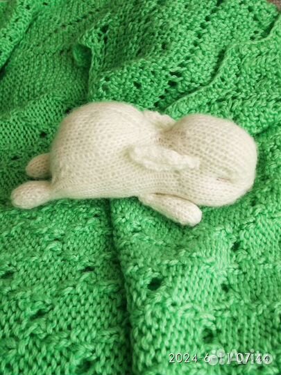 Спящий Кролик вязаный спицами мягкая игрушка