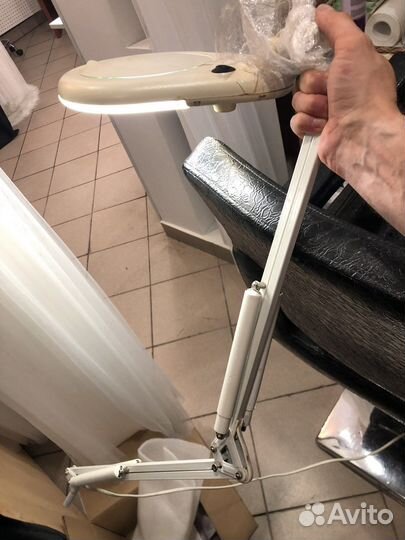 Лампа настольная с лупой