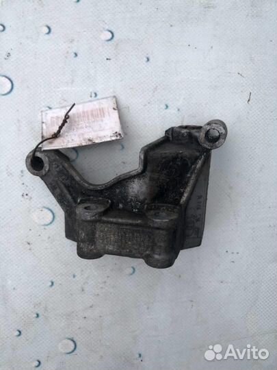 Кронштейн гидроусилителя руля 06E145393B