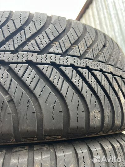 Goodyear Vector 4Seasons 215/55 R16