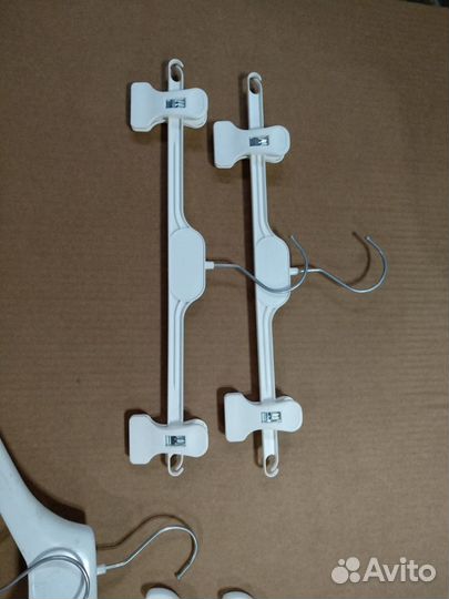 Вешалки, наплечники, вешалки для брюк и верх одежд